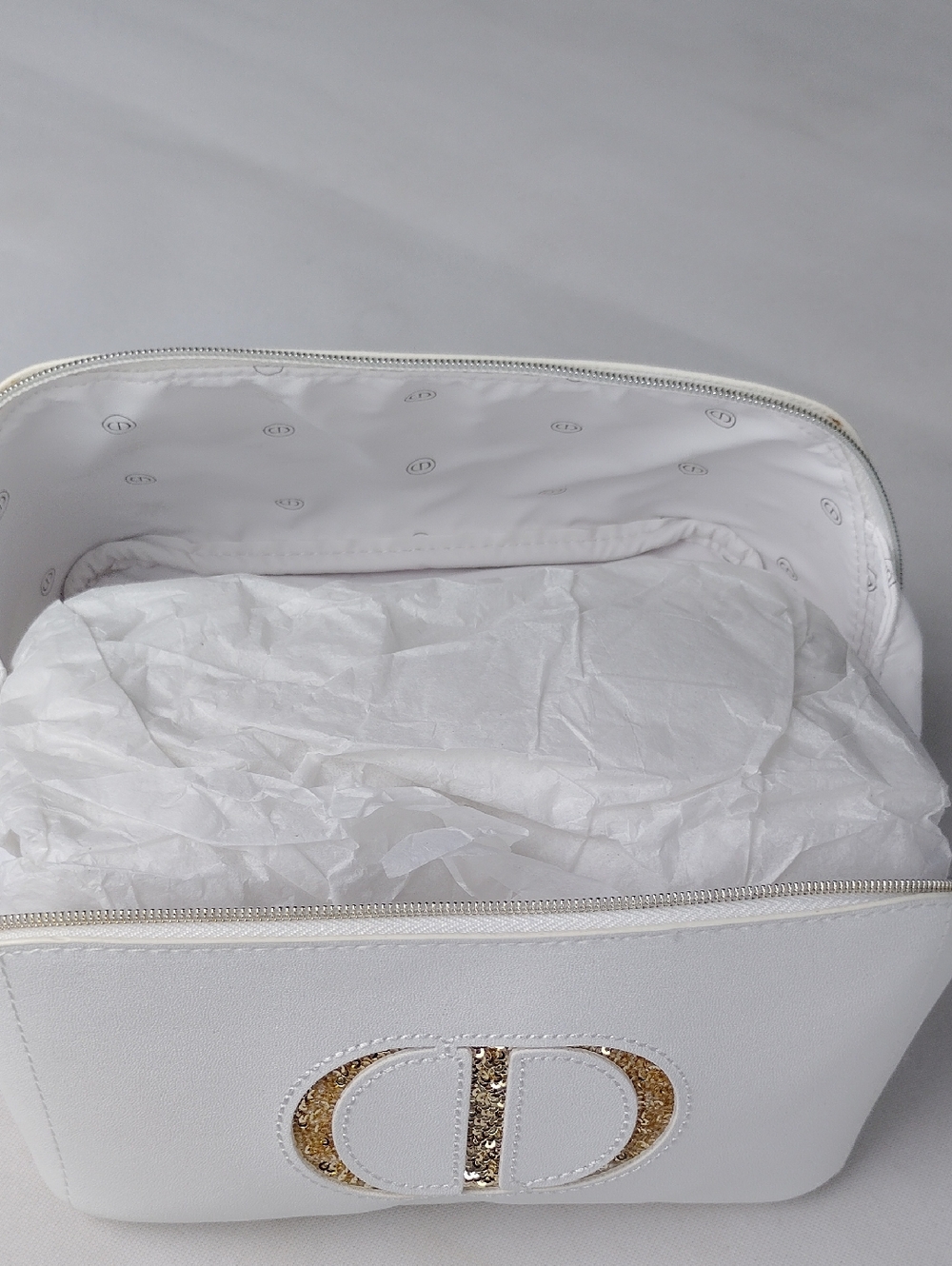 Christian Dior Cosmetic Pouch. - Picture 9 of 11